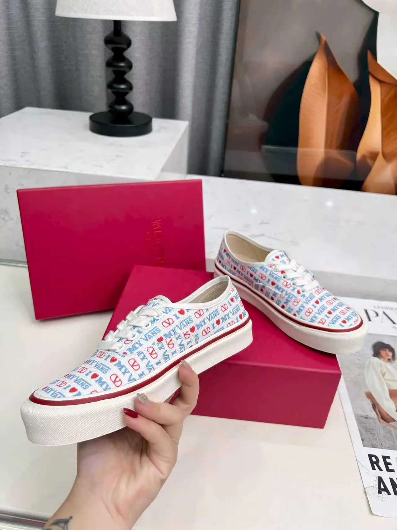 [Valentino Giving classic shoes a personality that spans the ages. Many celebrities - Jolin Tsai. Yang Zi. Liu Wen. Ma Baiquan. Choi Soobin. freen. Song Zuer. JJ Lin. zel. Cecilia Cheung. shark. Xin Yunlai...same style.